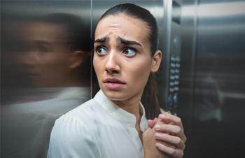 Женщина в лифте